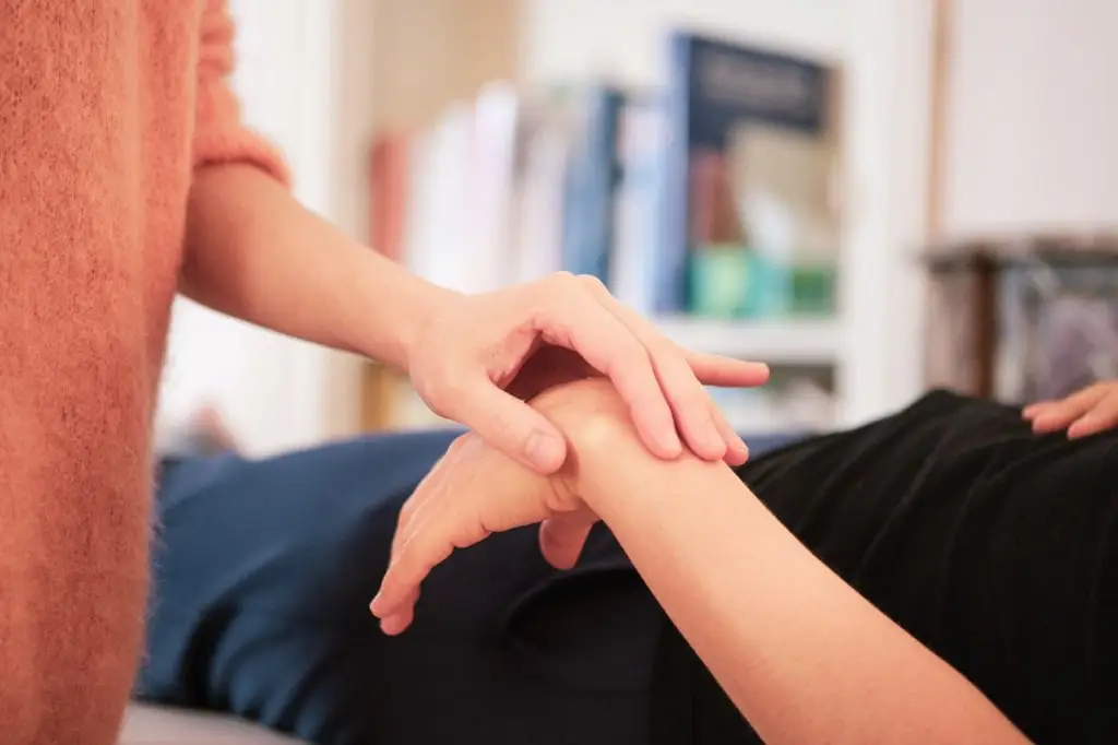 Je vous aide à soulager les symptômes liés au syndrome fibromyalgique grâce à la kinésiologie et aux soins vibratoires.