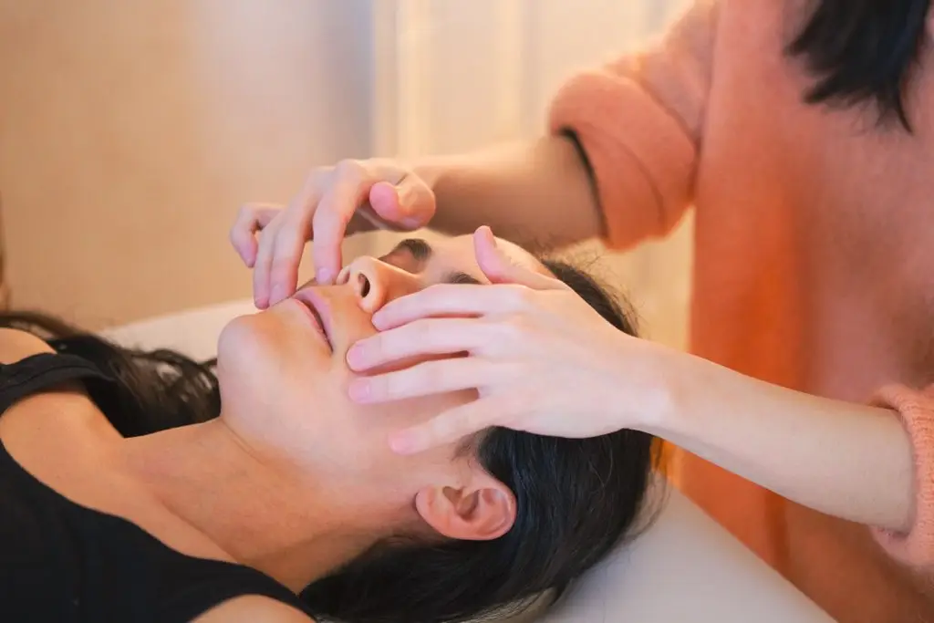 Je vous aide à soulager les symptômes liés au syndrome fibromyalgique grâce à la kinésiologie et aux soins vibratoires.